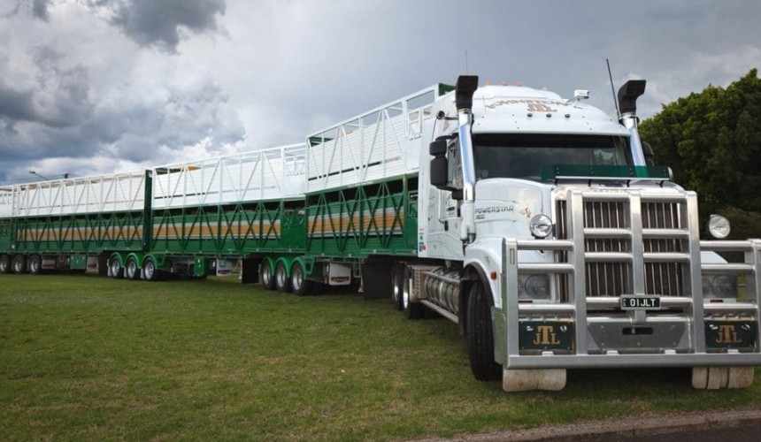 Toowoomba stock trailer business moves into manufacturing