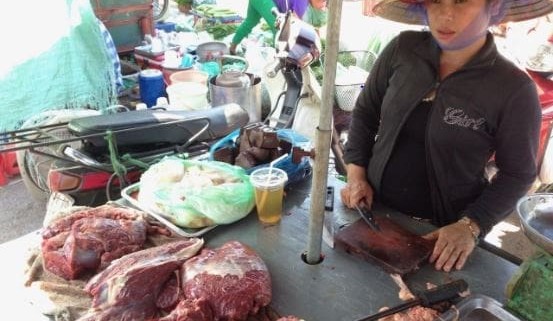 Mengapa konsumen Vietnam harus membayar lebih mahal untuk daging sapi dan daging ayam, dibandingkan orang lain?