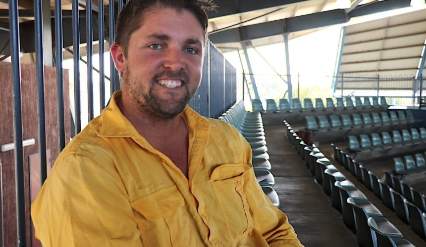 A young cattle producer takes the microphone to steer the debate