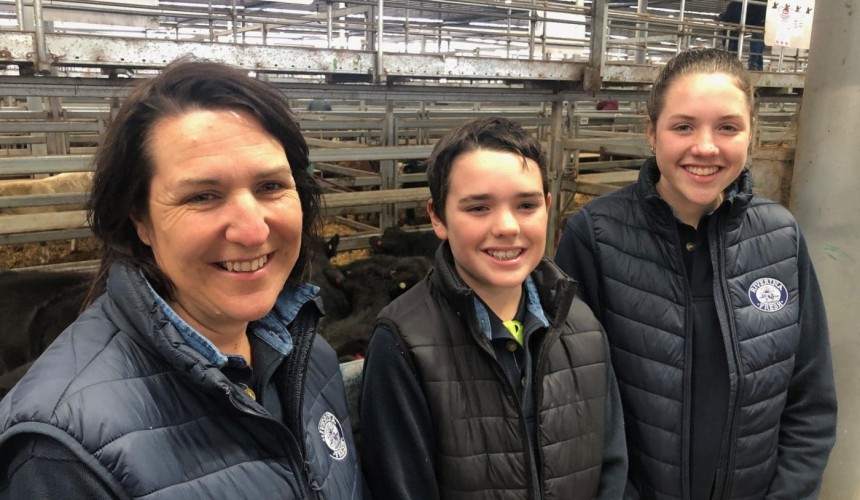 Feeder scramble at Wodonga