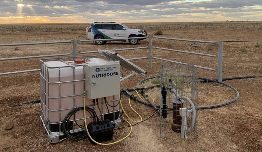 First methane-inhibiting compound for delivery through water medication  