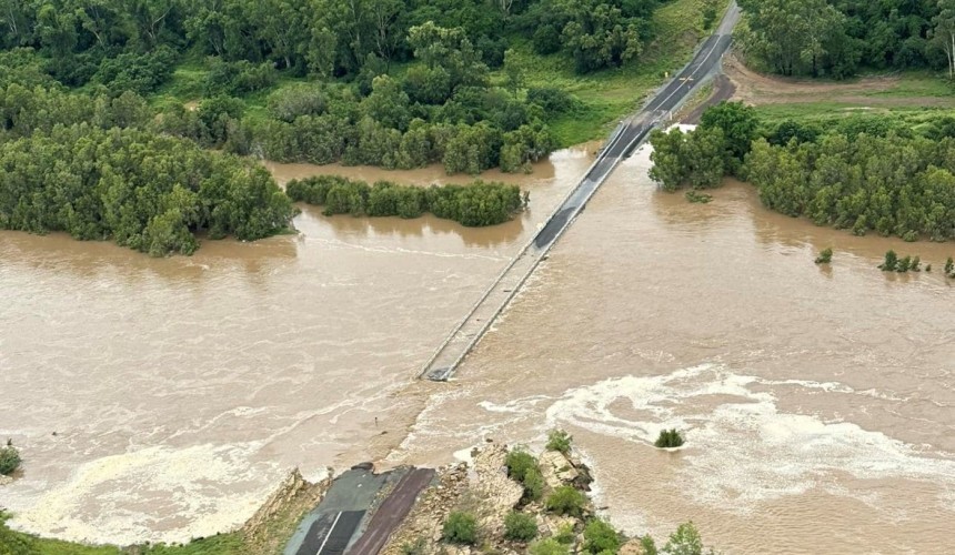 Roads cut and sales cancelled as big rain moves to Qld