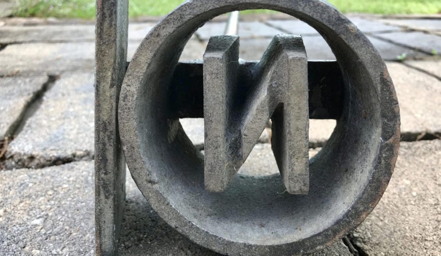 Can you help a reader to describe this cattle brand?
