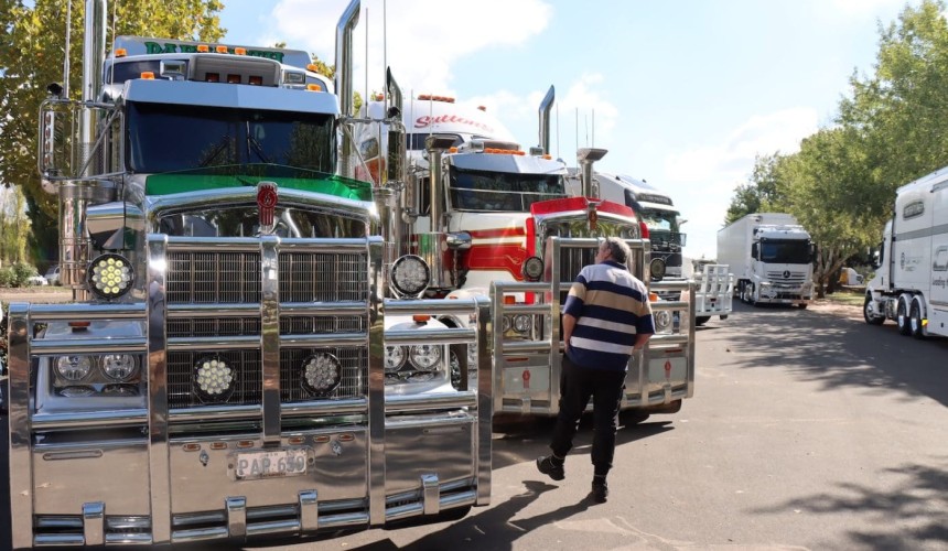 Livestock transporters roll into Canberra + PICS