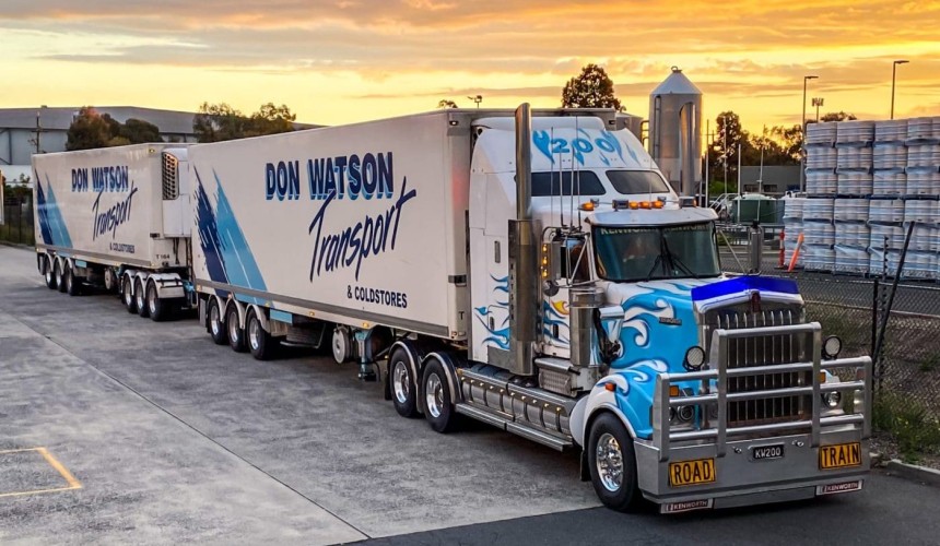 Refrigerated transport and cold storage icon closes doors